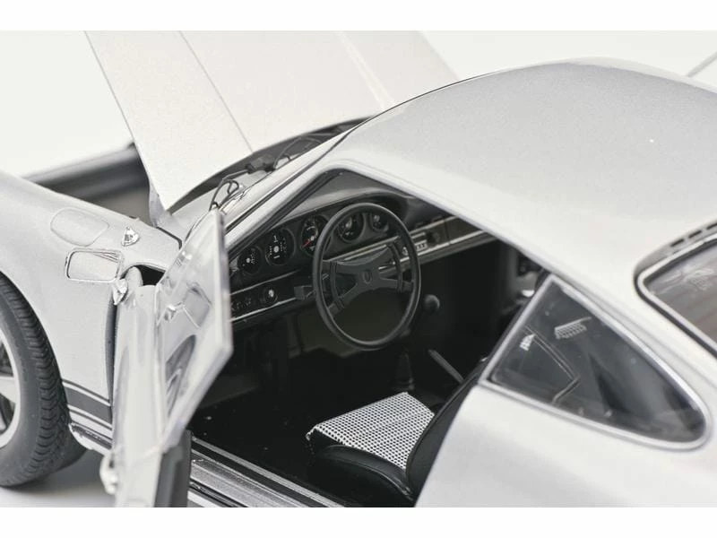 Schuco Sportwagen Porsche 911S Coupé, Silber 1:18 12 Schuco Sportwagen Porsche 911S Coupé, Silber 1:18 – Bild 10